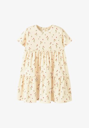 Vestido floral en crema con mangas cortas, presenta un textura acanalada, un diseño en capas y pequeños patrones de flores rosas y verdes por toda la prenda.