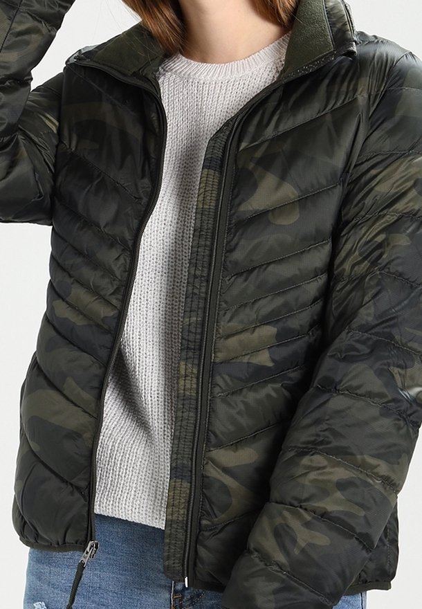 Doudoune à motif camouflage dans des tons de vert foncé, avec une fermeture éclair, un col côtelé et des coutures texturées. Design légèrement matelassé.