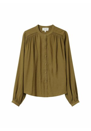 Chemise boutonnée à manches longues de couleur vert olive avec un col rond, des détails plissés aux épaules et des poignets froncés. Texture de tissu douce.