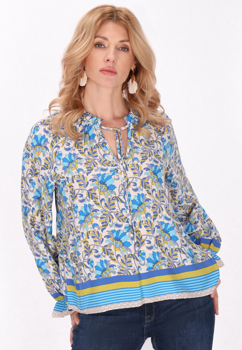 Bluse med blomstermotiv i blå og gul, med en flæsekrave, knaplukning og stribet kant med detaljerede trimninger.