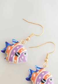 Lila fischförmige Ohrringe mit goldfarbenen Haken; verfügen über bunte Muster in Orange, Blau und Weiß mit einer glänzenden Oberfläche.