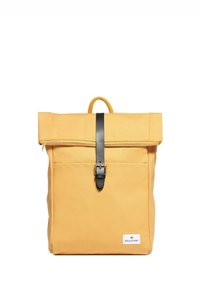 Zaino in tela gialla con design a ribalta, cinturino in pelle nera con fibbia e tasca frontale. Manico in corda sulla parte superiore.