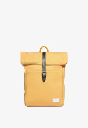 Sac à dos en toile jaune avec un design à rabat, une sangle et une boucle en cuir noir, et une poche avant. Poignée en corde sur le dessus.