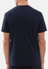 Marineblauwe katoen t-shirt met een ronde halslijn en korte mouwen, met een gladde textuur en een reguliere pasvorm, gezien vanaf de achterkant.