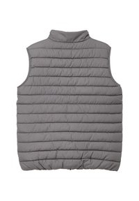 Grau gepolsterte Weste mit hohem Kragen, die horizontale gesteppten Nähte aufweist und einen Saum hat, der am unteren Ende sanft gerafft ist.