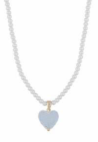 Vit pärlnäsa med en blå hjärtformad berlock, med en strukturerad yta och guldhårdvara för fäste.