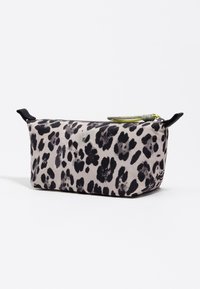 Kosmetyczka w desenie lamparta w odcieniach szaro-czarnych, wykonana z materiału tekstylnego, z zamkiem błyskawicznym i ozdobnym uchwytem w zielono-czarnych kolorach, prostokątna forma.