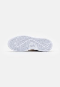Puma SMASH V2 - Sapatilhas - peacoat/taffy/team gold