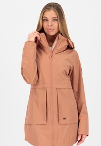 Giacca impermeabile marrone chiaro con zip frontale, cappuccio e due tasche frontali. Presenta una texture liscia e un colletto regolabile.