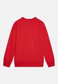 Felpa rossa con colletto rotondo, maniche lunghe e polsi e orlo a coste. Realizzata in tessuto morbido, presenta una texture liscia e un colore uniforme.