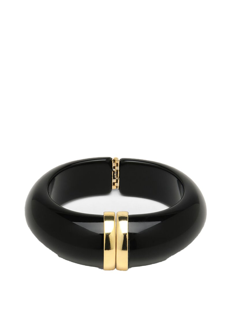 Czarna bransoletka bangle wykonana z błyszczącego materiału, z dwoma złotymi metalicznymi akcentami na środku, o gładkim, zaokrąglonym designie.