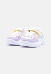 Παιδικά αθλητικά παπούτσια με παστέλ κίτρινες, ροζ και μοβ αποχρώσεις, λευκές σόλες, λουράκια με βέλκρο και διακοσμητικά σε σχήμα αστεριού στα πλαϊνά.