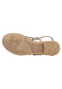Suola di sandalo in gomma beige texturizzata, con un design della skyline incisa. Fascette metalliche in oro e argento sopra.