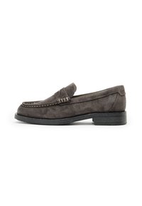 Grå mockaloafers med låg klack, detaljerad sömnad och ett texturerat läderrem över framsidan. Klassisk slip-on design.