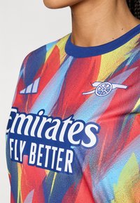 adidas Performance ARSENAL FC PREMATCH JERSEY WOMEN - Klupska odjeća - victory blue/pure ruby/bright yellow/bright cyan