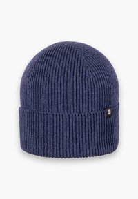 Marineblaue Strickmütze mit vertikal geripptem Muster, umgeschlagenem Bund und einem kleinen rechteckigen Markenetikett an der Seite.