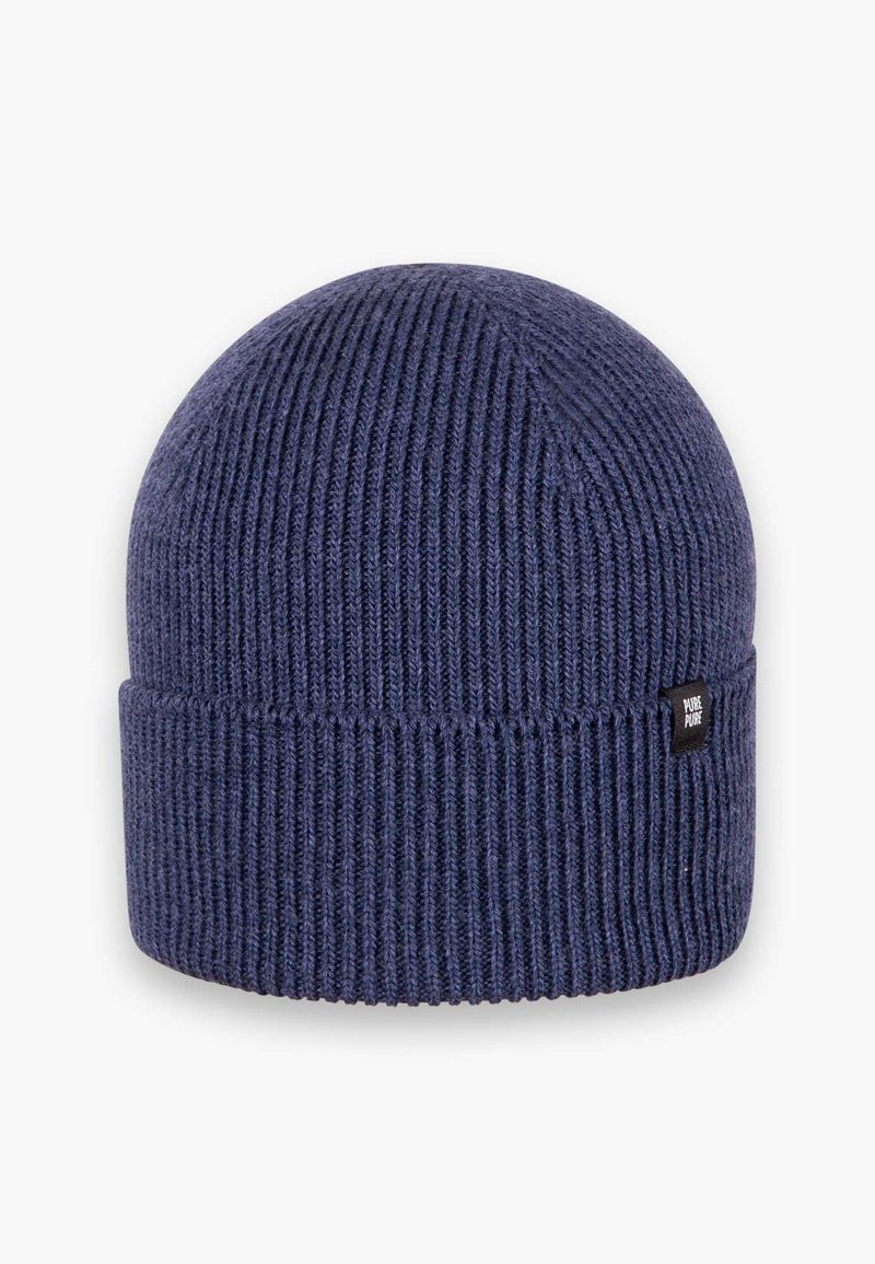 Marineblaue Strickmütze mit vertikal geripptem Muster, umgeschlagenem Bund und einem kleinen rechteckigen Markenetikett an der Seite.
