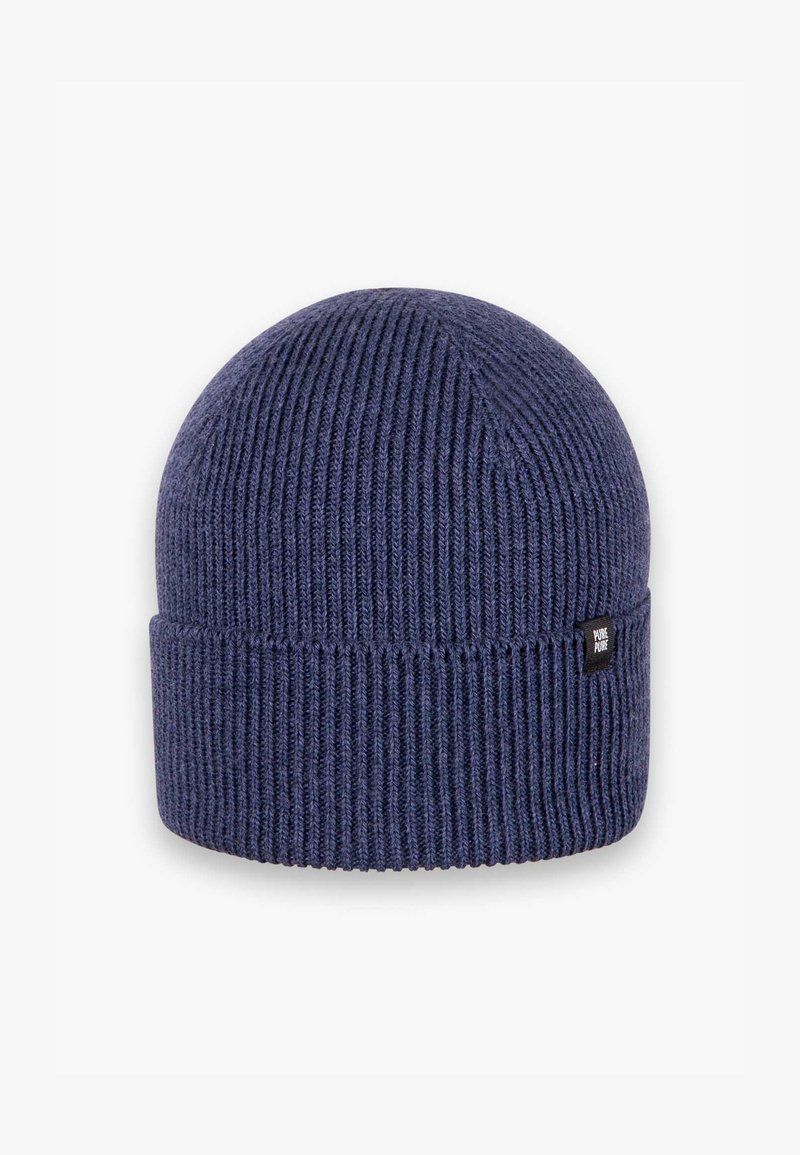Μπλέ πλεκτό καπέλο beanie με κατακόρυφη ριγωτή υφή, διπλωμένο τελείωμα και μικρή ορθογώνια ετικέτα επωνυμίας στο πλάι.