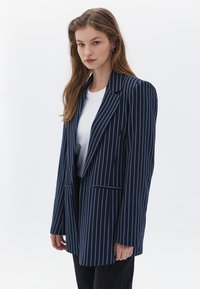OXXO MIT MODISCHEN STREIFEN - Cappotto corto - midnight stripe