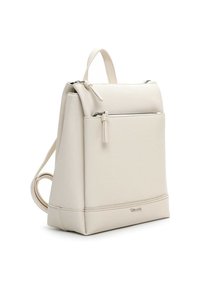 Kreemika värvi nahast seljakott struktureeritud kujuga, kahe lukuga sektsiooniga, esitasku ja reguleeritavate rihmadega. Struktuurne viimistlus lisab detaile.