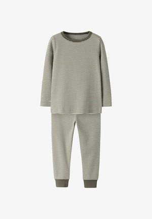 Ensemble de pyjama rayé en coton doux, composé d'un haut à manches longues et d'un pantalon avec des poignets côtelés, dans des rayures vertes et blanches apaisantes.