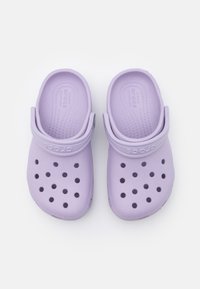 Zoccoli Crocs viola realizzati in materiale schiumoso flessibile, dotati di fori di ventilazione, una cinghia posteriore e suole interne testurizzate per il comfort.
