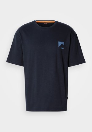 Marinfärgad bomull t-shirt med rund halsringning, korta ärmar och en liten blå bergslogotyp på vänster bröst. Lättviktsmaterial.