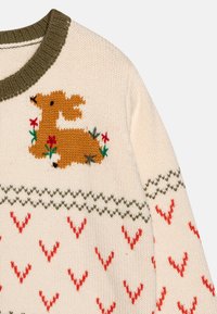 Strikkegenser i kremhvitt med en grønn ribbestrikket krage, med et brunt kaninmotiv omgitt av blomsterdesign og røde hjerteformer.