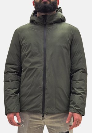 Giacca puffer verde oliva con zip frontale, cappuccio attaccato e texture liscia. Include tasche laterali e un design aderente.