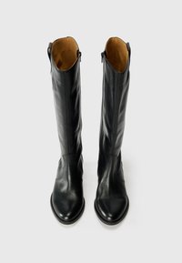 Schwarze Lederstiefel bis zum Knie mit glatter Textur, runder Zehenpartie und seitlichen Reißverschlüssen, versehen mit dezenten Nähten und einem hellbraunen Innenfutter.