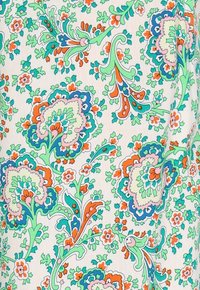 Bloemenstof met een multicolore patroon in blauwtinten, groenen, oranje en roze op een lichte crème achtergrond. Intricate spiralen en bloemen.