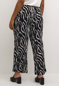 Kaffe Curve KCDALA AMI  - Auduma bikses - black   antique zebra print