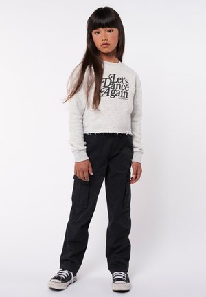 Grauer, verkürzter Sweatshirt mit dem Text "Lass uns wieder tanzen", kombiniert mit schwarzen Cargo-Hosen und schwarzen Sneakern, die eine lässige Passform und Bündchen aufweisen.
