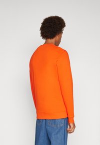 Lyle & Scott CREW NECK - Melegítőfelső - tangerine tango