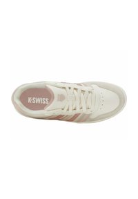 Baskets K-Swiss avec une tige en cuir blanc, des rayures rose clair, un bout arrondi et une languette rembourrée avec un détail de logo.