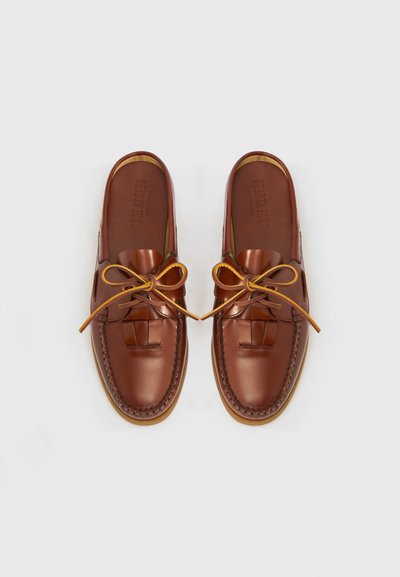 Καφέ δερμάτινα παπούτσια χωρίς κορδόνια με στρογγυλεμένη μύτη, διακοσμητικό ράψιμο και δερμάτινα κορδόνια. Λείο φινίρισμα με ταμπά λαστιχένια σόλα.