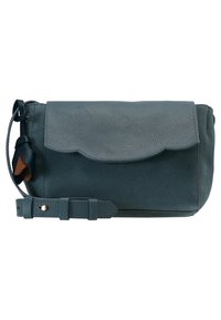 Mörk teal läderväska med en texturerad klaff och slät kropp, utrustad med en avtagbar rem och en liten accenttag.