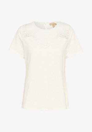 Balts īsās piedurknes T-krekls ar apaļu kakla izgriezumu. Tam ir ziedošu mežģīņu apdare ap apkakli un atvēruma aizdare aizmugurē.