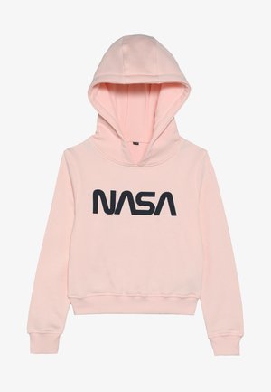 Jasnoróżowa bluza z dużym czarnym logo NASA na piersi, z długimi rękawami i dużym kapturem.