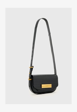 Mustast kroko-temast nahast ristkott ristkülikukujulise kujundusega, kuldse riistvara ja reguleeritava rihmaga, millel on mitu auku.