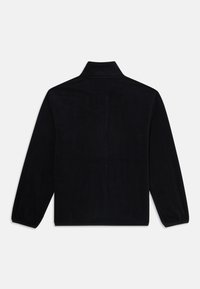 Giacca in fleece nera a maniche lunghe con colletto alto, vista da dietro su uno sfondo chiaro e uniforme.