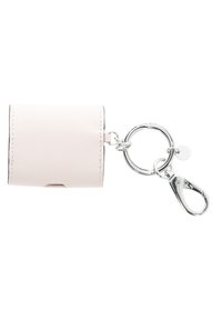 Lichtroze leren sleutelhangerhouder met zilveren hardware. Voorzien van een drukknoopsluiting en een ronde sleutelhangerbevestiging. Compacte rechthoekige vorm.