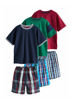 Drei kurzärmlige T-Shirts in Marineblau, Grün und Rot, kombiniert mit drei karierten Shorts mit elastischem Bund in passenden Farben.