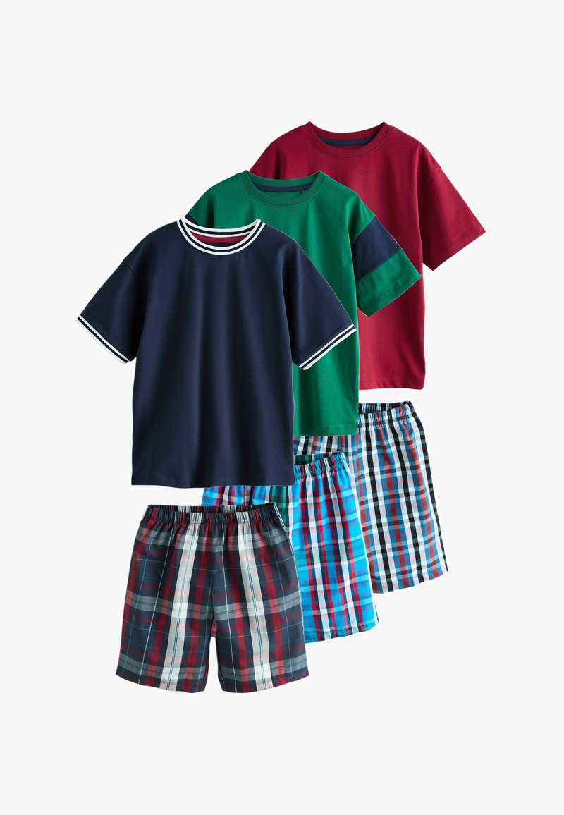 Trois t-shirts à manches courtes en bleu marine, vert et rouge, assortis à trois shorts à taille élastique à carreaux dans des couleurs coordonnées.