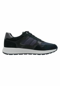Sneaker mit einer Kombination aus dunklem Wildleder und Mesh-Obermaterial, ausgestattet mit einem strukturierten Design, kontrastierenden Streifen und einer weißen Gummisohle.