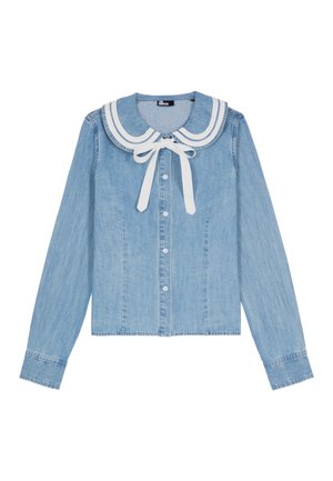 Chemise en denim bleu clair à manches longues, grand col blanc avec des rayures contrastées, et un détail nœud papillon blanc au niveau de l'encolure.