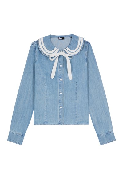 Camicia in denim azzurro chiaro con maniche lunghe, grande colletto bianco con strisce a contrasto e un dettaglio a papillon bianco sul collo.