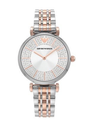 Zilveren en roségouden roestvrijstalen polshorloge met een kristallen gezichtsbedekking, witte wijzerplaat en een schakelen armbandontwerp.