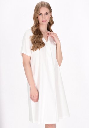 Bílé šaty s krátkým rukávem a výstřihem do V, ve tvaru A. Mají hladkou texturu, jemný drapáž a minimalistický styl.