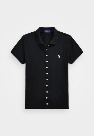 Čierne polo tričko vyrobené z bavlny s krátkymi rukávmi, s gombíkovou prednou časťou a malým bielym vyšitým logom na ľavej hrudi.